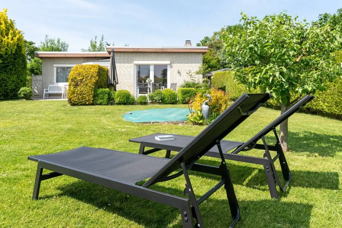 Sonnenliegen im grünen Garten mit Blick auf Snieder’s Hoeg